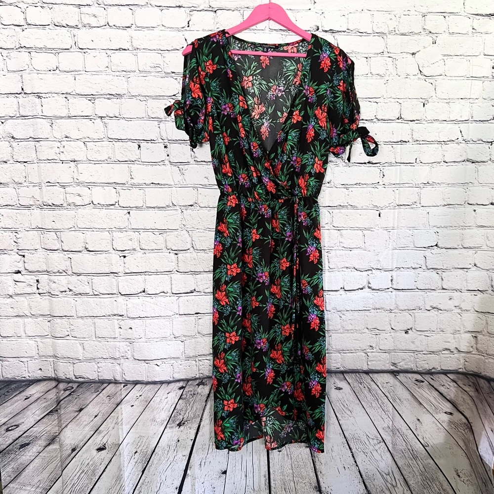 ONE CLOTHING. Floral wrap dress. Size. S